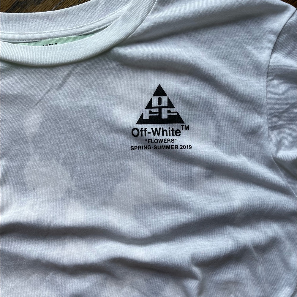 Women’s Off White tee. Size Medium.